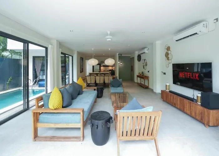 Modern 4 Bedroom Walking Distance To Double Six Villa