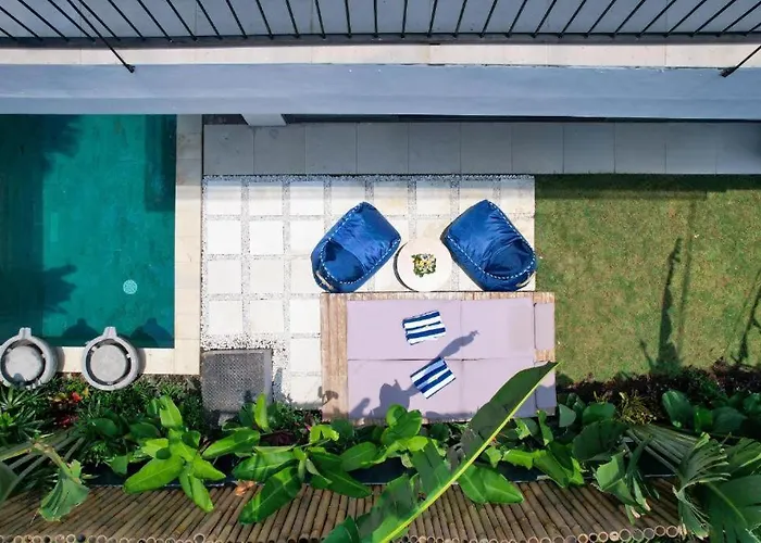 Modern 4 Bedroom Walking Distance To Double Six Villa