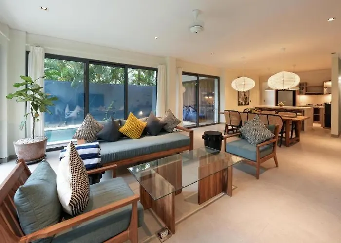 Modern 4 Bedroom Walking Distance To Double Six