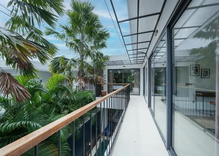 Modern 4 Bedroom Walking Distance To Double Six Villa