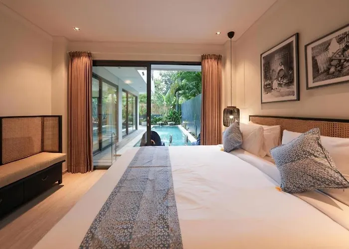Modern 4 Bedroom Walking Distance To Double Six Villa *