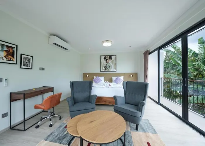 Modern 4 Bedroom Walking Distance To Double Six Villa
